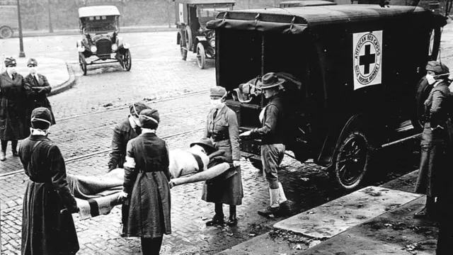Members of di Red Cross Motor Corps, all wearing masks against di spread of di influenza epidemic