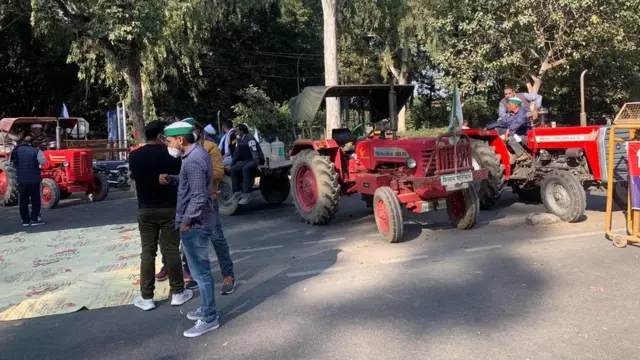 हापुड़ की चुंगी पर भी किसान जुटे