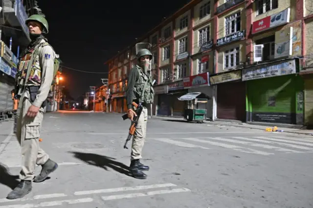 نمایی از شهر سرینگر کشمیر تحت کنترل هند دوشنبه شب