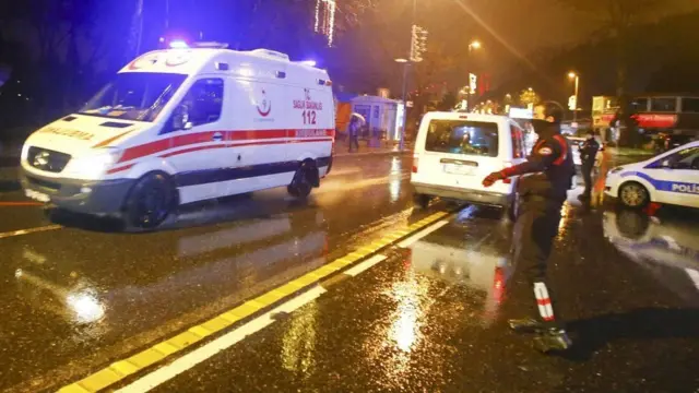 इस्तांबुल हमले के बाद लोगों को निकाल कर अस्पताल ले जाते हुए लोग