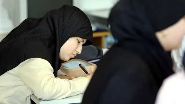 ফ্রান্সের একটি স্কুলে হিজাব পরা ছাত্রী