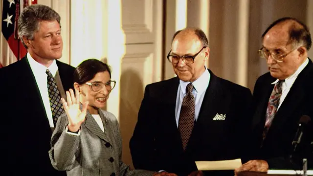 القاضية الراحلة روث بادر غينسبورغ إلى جانب الرئيس الأمريكي السابق بيل كلينتون