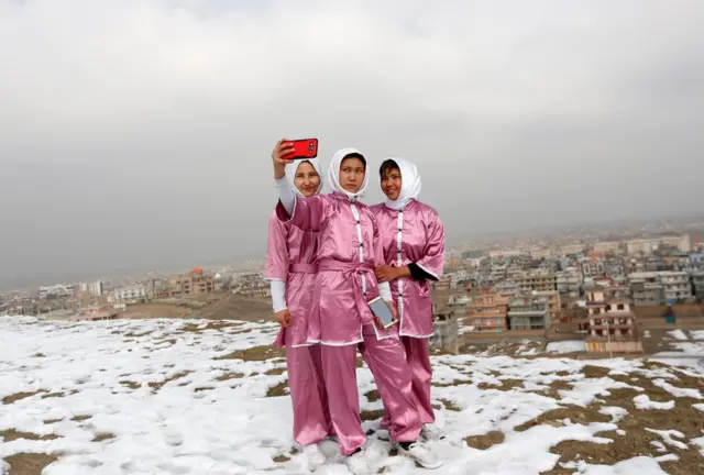 Ученицы делают селфи