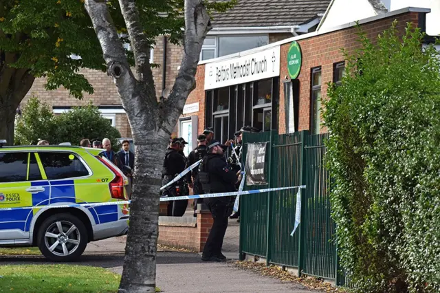 యూకే కన్జర్వేటివ్ ఎంపీ సర్ డేవిడ్ అమెస్ కత్తిపోట్లకు గురై మరణించిన చర్చి వద్ద పోలీసులు. ఆయన హత్య తరువాత ఒక అనుమానితుడిని అరెస్ట్ చేశారు.