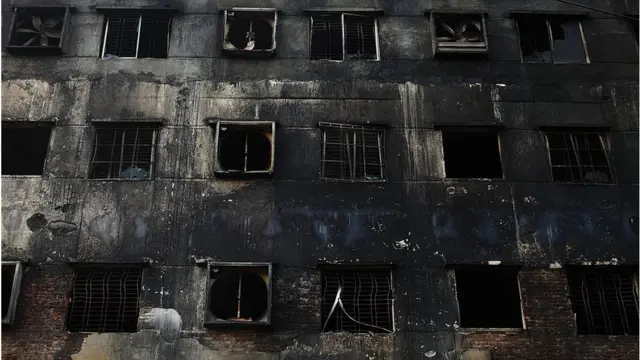 অনেকে জানালার শিক ভেঙে বের হওয়ার চেষ্টা করেছিলেন।