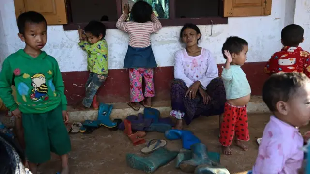 အရပ်သားသေဆုံးမှုတွေ တိုးလာသလို စစ်ရှောင်သူတွေလည်း တိုးလာနေပါတယ်။