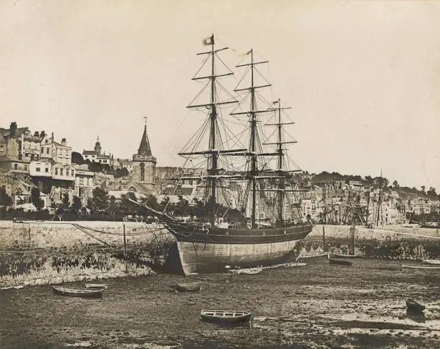 El barco William Le Lacheur en Guernsey, antes de su viaje inaugural en 1984