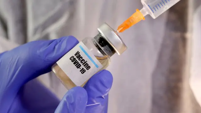 Flacon avec texte indiquant le vaccin covid-19