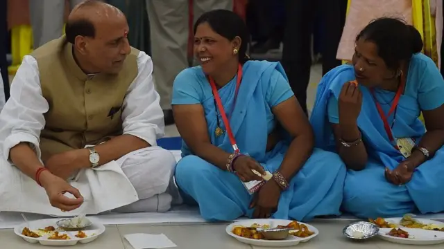 મહિલાઓ સાથે ભોજન લેતા રાજનાથસિંહ