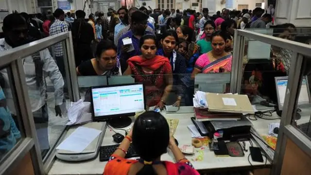 బ్యాంకు ఉద్యోగాలకు ఎప్పటికీ క్రేజ్ తగ్గదు