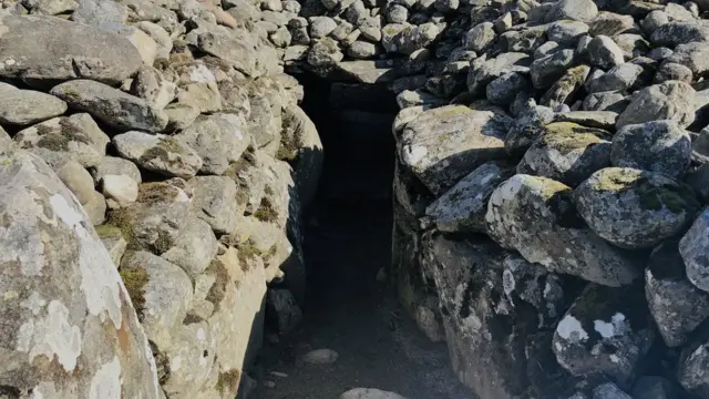Entrada a una tumba milenaria en el noroeste de Escocia.