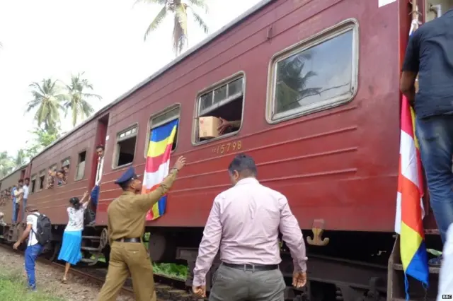 සුනාමියෙන් මියගිය පිරිස් සිහිපත් කරමින්