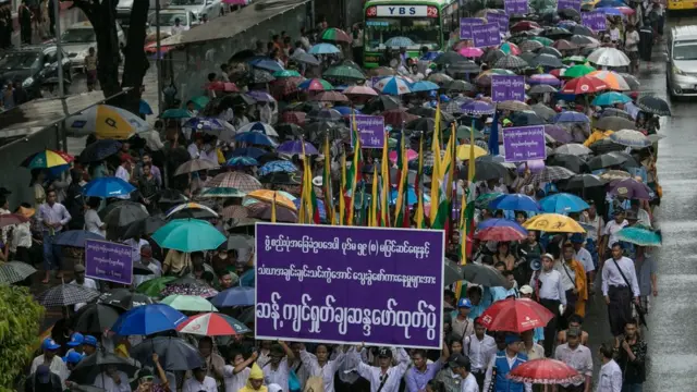 မပြင်ချင်တဲ့သူတွေကလည်း ကန့်ကွက်ဆန္ဒဖော်ထုတ်တာတွေရှိခဲ့