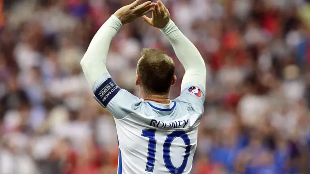 Wayne Rooney, l'attaquant d'Everton, annonce sa retraite internationale à l'âge de 31 ans.