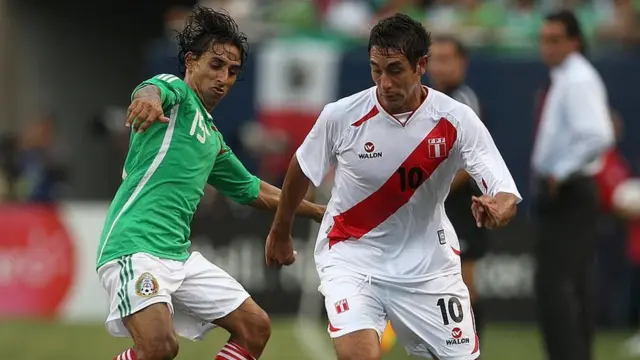 Partido de fútbol entre México y Perú