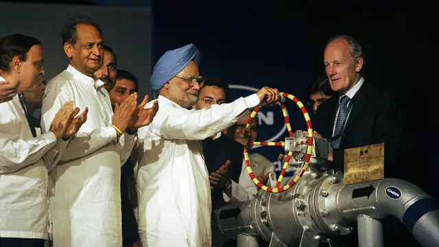 রাজস্থানে কেয়ার্নের তেলক্ষেত্র উদ্বোধন করছেন তৎকালীন প্রধানমন্ত্রী মানমোহন সিং। পাশে কেয়ার্নের প্রধান নির্বাহী।