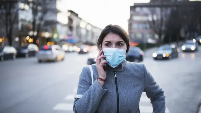 கொரோனா வைரஸ்: கோவிட்-19 குறித்த மூடக் கருத்துகளை மக்கள் ஏன் நம்புகிறார்கள்?