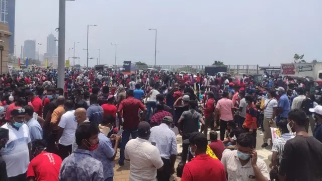 போராடும் இளைஞர்கள்