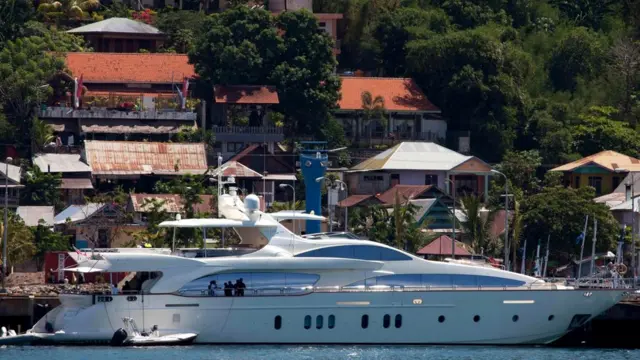 100 миллионов фунтов, может быть, и "не безумно большая сумма", но такую суперяхту вполне можно себе позволить