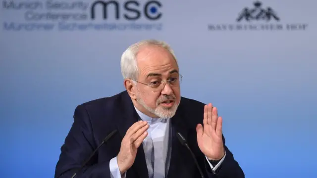 سخنرانی آقای ظریف در اجلاس مونیخ. او سخنانش را از روی متن از پیش تهیه شده می‌خواند