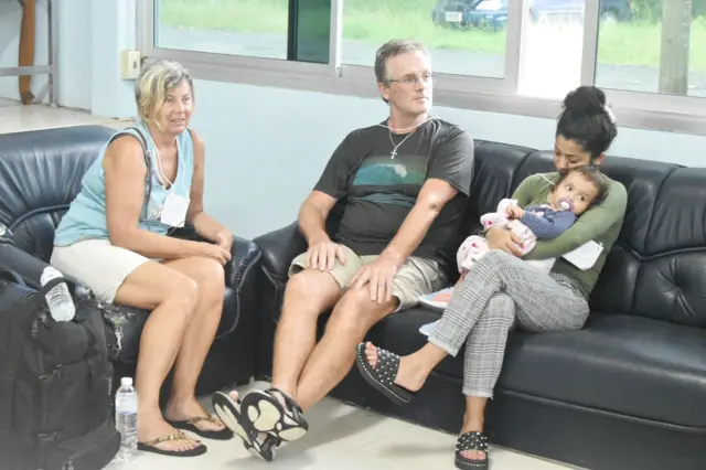 นักท่องเที่ยวบางส่วนก็ยอมเข้ามาอยู่ในศูนย์พักพิงชั่วคราวเพื่อความปลอดภัย