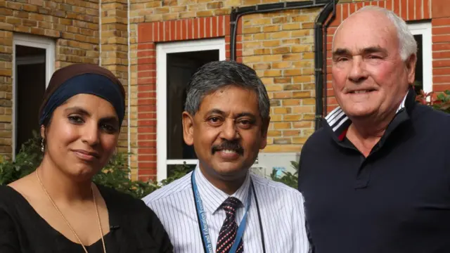 La doctora Saleyah Ahsan (quien habló con los afectados) junto al profesor Bhaskar Dasgupta (medio)