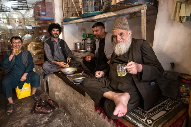 Mushuk va ogizda erining oldida xotini Kamdan-kam porno videolarni tomosha qiling