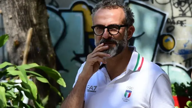 İtalya şef Massimo Bottura Rio'da yürürken görülüyor.
