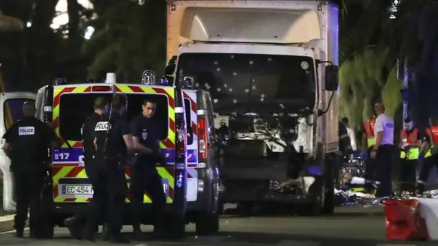 รถบรรทุกพุ่งชนฝูงชนในเมืองนีซในประเทศฝรั่งเศส