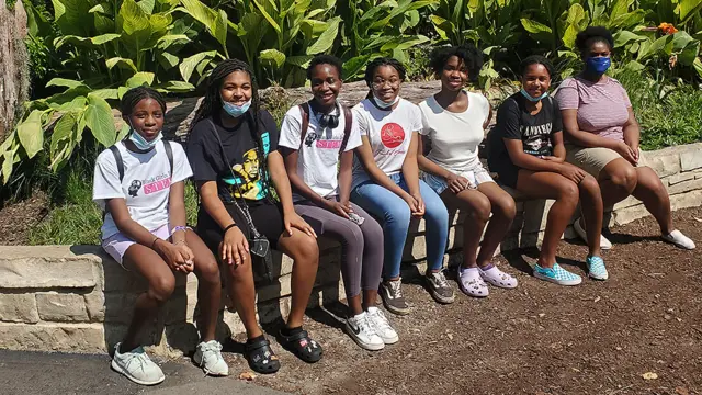 Groupe de femmes assises sur un mur