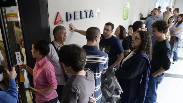 Pasajeros esperan frente a las oficinas de Delta en Caracas, el 7 de julio de 2014