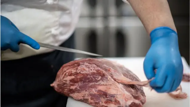 কাঁচা গরুর মাংস কাটার সময় হাতে গ্লভস পরে নিতে হবে।