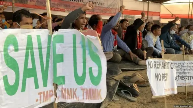 మిసింగ్ తెగ ప్రజల ధర్నా