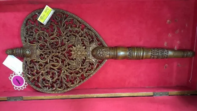 බෞද්ධ සිතුවම් අඳින මුස්ලිම් යුවතිය