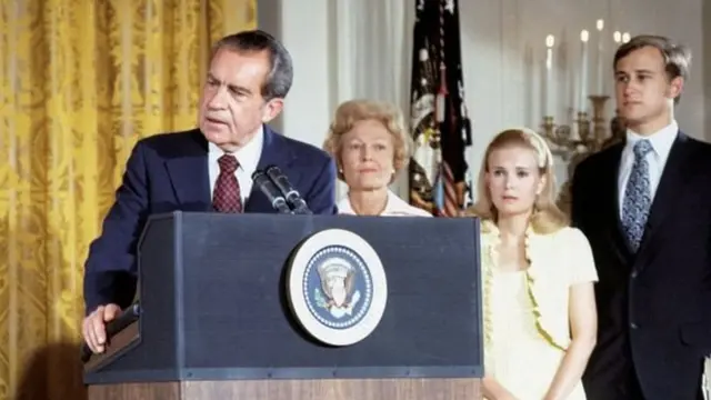 অভিশংসনের উদ্যোগ নেওয়ার আগেই ক্ষমতা ছেড়ে দেন রিচার্ড নিক্সন।