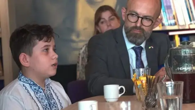 Ilya talking to Dutch politicians