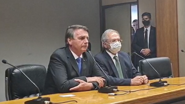 Bolsonaro e Paulo Guedes em pronunciamento nesta sexta