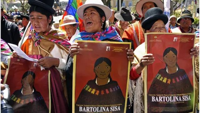 Mujeres con carteles de Bartolina Sisa