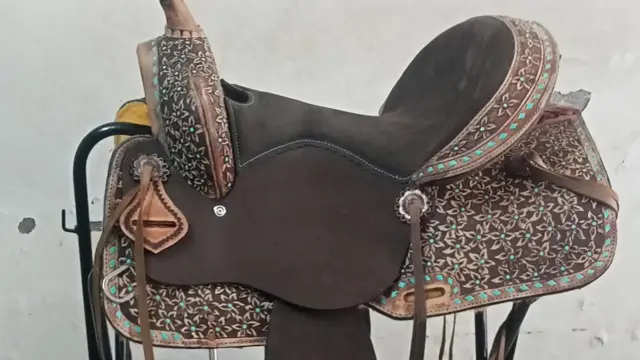 घोड़े के ऊपर बैठने के लिए बनाई जाने वाली गद्दी