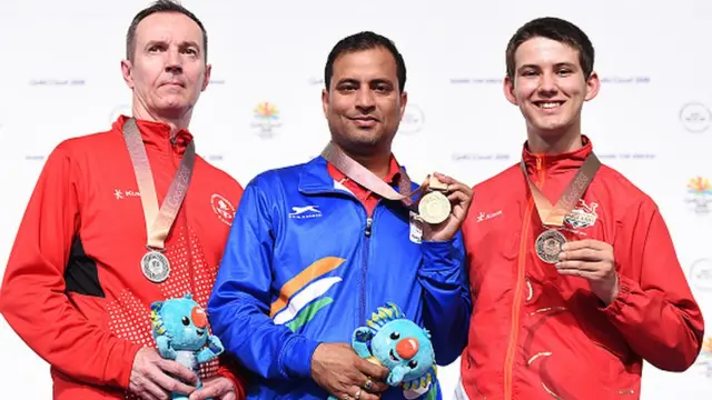 ભારતના શૂટર સંજીવ રાજપૂત (વચ્ચે)ની તસવીર