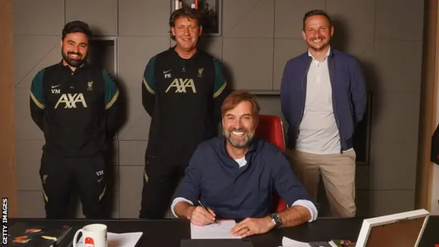 Jurgen Klopp signs his contract