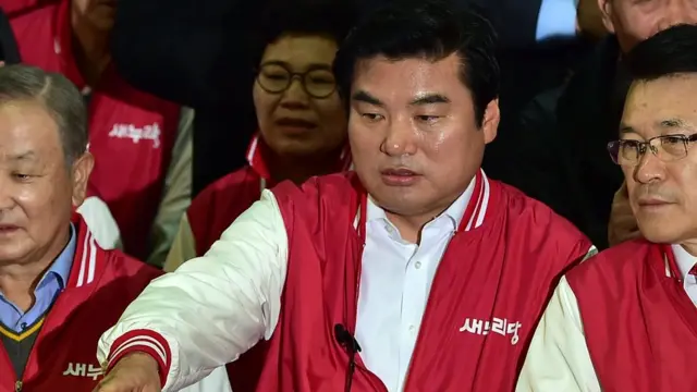 원유철 당시 새누리당 원내대표가 2016년 4월 총선 결과를 지켜보고 있다.