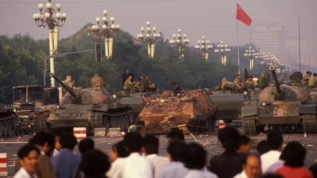 Tanques del ejército chino en la Plaza de Tiananmen.