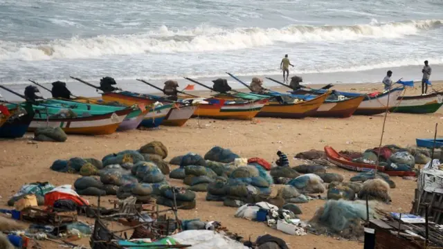 గజ తుపాను ప్రభావిత ప్రాంతంలో మత్స్యకారులు