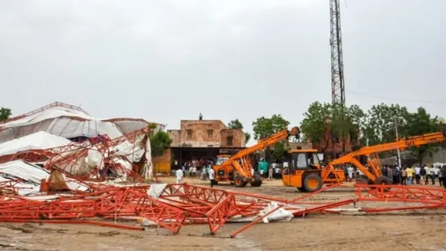 Ọtụtụ ndị mmadụ nọ n'okpuru 'Tent' a mgbe ọ dara