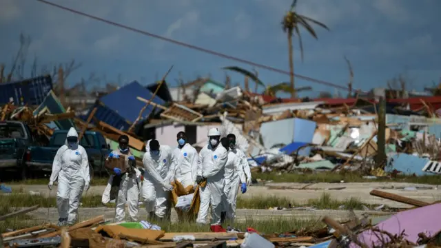 Rescatistas de la policía recogiendo cadáveres.