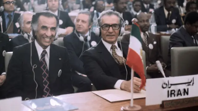 او سابقه وزارت بهداشت، کشور، کار، کشاورزی، دارایی و در نهایت، نخست وزیری کشور را در کارنامه خود دارد