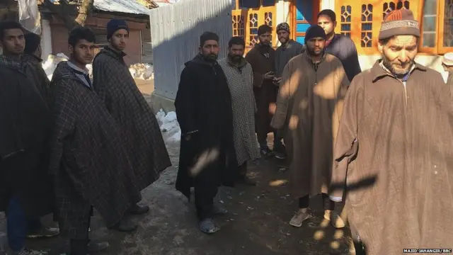 बासित के घर के बाहर जमा लोग