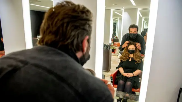 নেদারল্যান্ডস-এ হেয়ার ড্রেসারের দোকান খুলে দেয়া হয়েছে, কিন্তু সবাই মাস্ক পরে আসছেন, রটেরডাম, ০৬-০৫-২০২০।