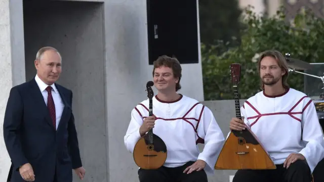 президент Путин на ВДНХ и два музыканта